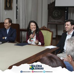 Deputada Valéria Bolsonaro na Santa Casa de Campinas, recebendo visita de líderes de hospitais para tratar das principais necessidades da área da saúde no município de Campinas.